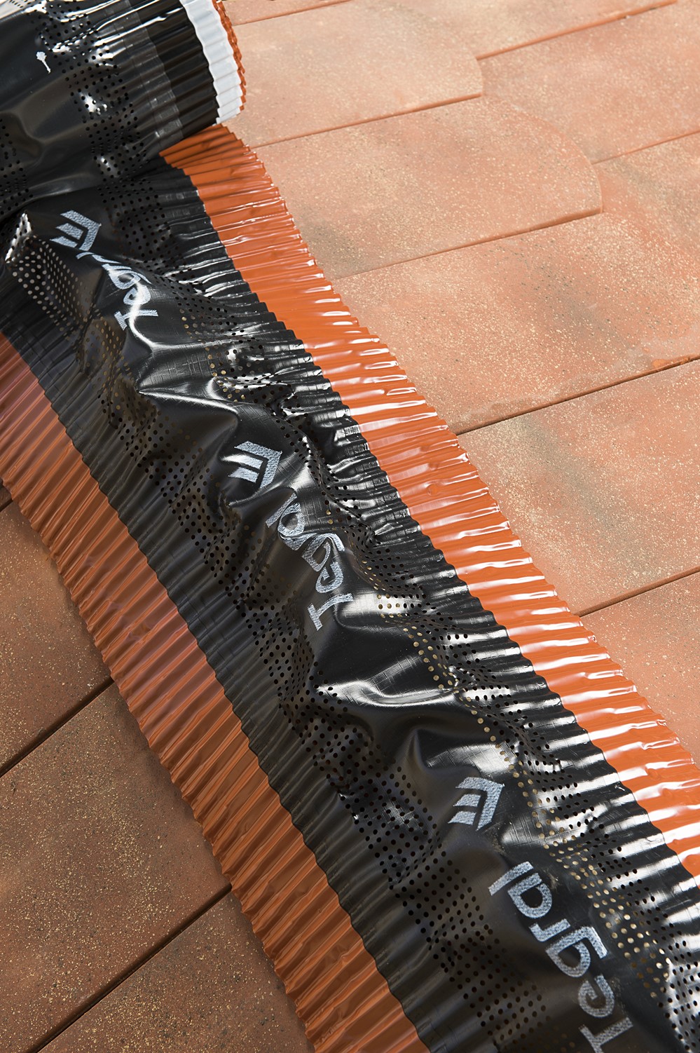 Closoir de faîtage noir SOPREMA® - Rouleau de 5m x 0.31m